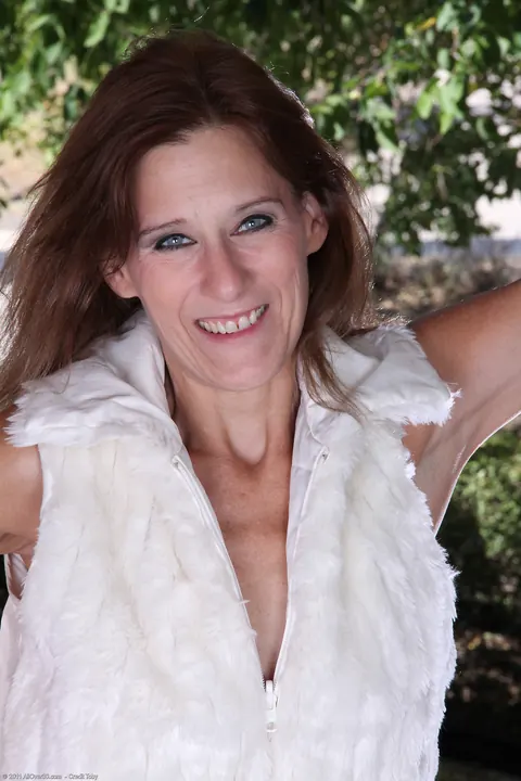 Jay Dee: Brunette MILF Pulls Aside Her Shorts and Spreads Outdoors – photo 1 of 21