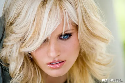 Hanna Hilton: Tall Short-Haired Blonde Strips and Spreads Outdoors – photo 19 of 20