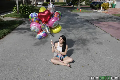 Jessica Jewels: Busty Brunette Gives a Blowjob and Rides Outdoors – photo 4 of 20