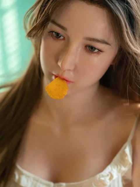 Woman Poses Nude and Shows Her Body for the Camera – photo 7 of 17