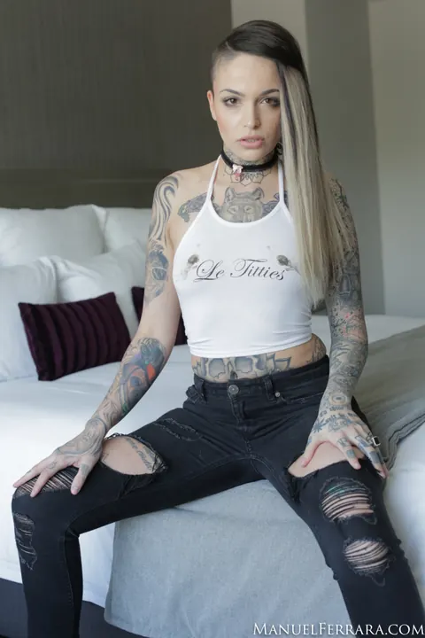 Leigh Raven: Tattooed Thick Brunette Strips Out of Her Jeans and Lingerie – photo 3 of 15