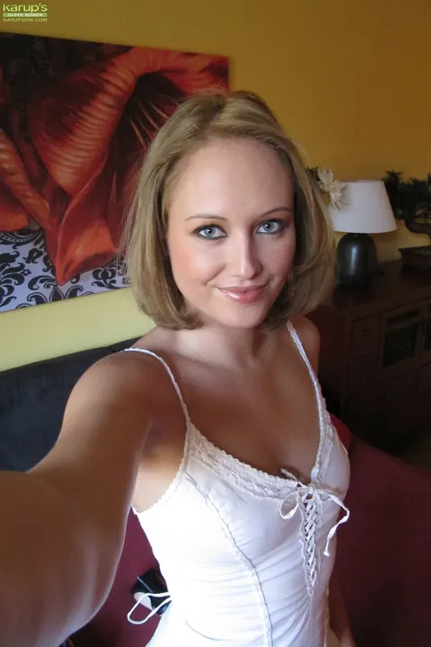 Blonde Babe Strips Out of Her Lingerie in a Selfie – photo 1 of 16