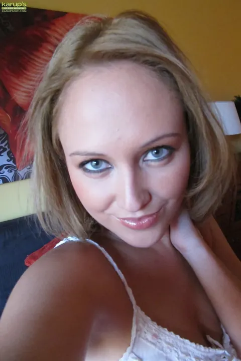 Blonde Babe Strips Out of Her Lingerie in a Selfie – photo 3 of 16