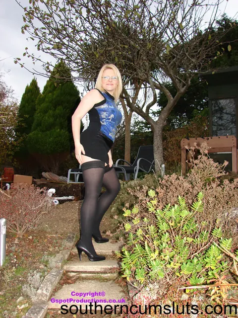 Thick Blonde MILF in Glasses Shows Off Her Big Ass Outdoors – photo 4 of 15