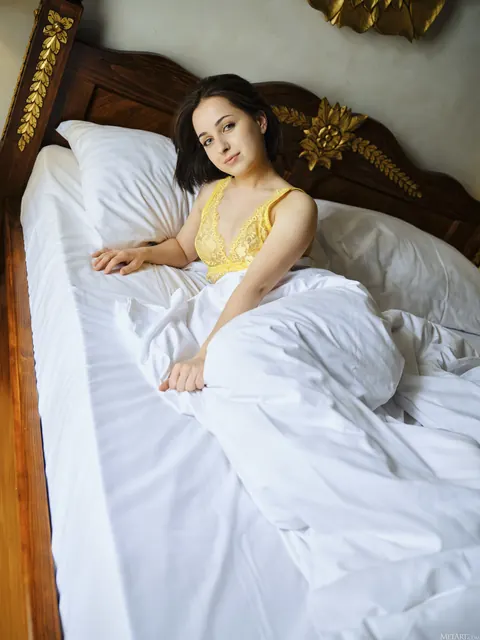 Alin Luxe: Ukrainian Brunette Poses Nude and Shows Her Tattoo – photo 1 of 21