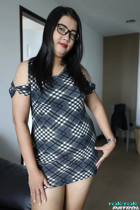 Thick Thai MILF in Glasses Gives a Blowjob Outdoors – photo 11 of 20