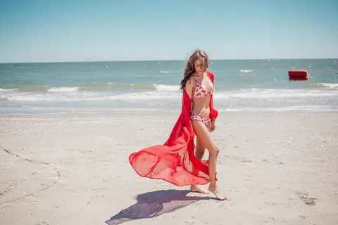 Arianna Eden: Brunette with Big Enhanced Tits Poses in a Bikini on the Beach – photo 7 of 12
