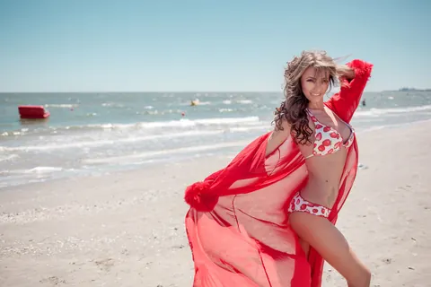Arianna Eden: Brunette with Big Enhanced Tits Poses in a Bikini on the Beach – photo 11 of 12