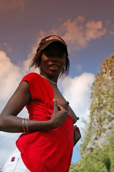 Ebony Woman Strips Outdoors and Spreads After Removing Shorts – photo 4 of 20