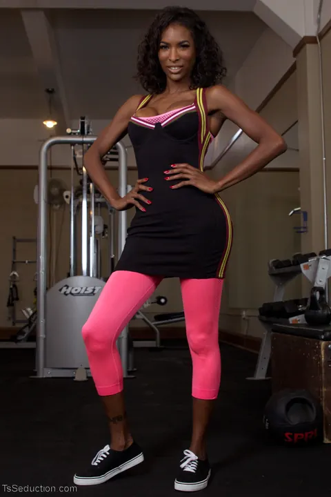 Trans Woman Strips and Shows Her Figure – photo 2 of 15