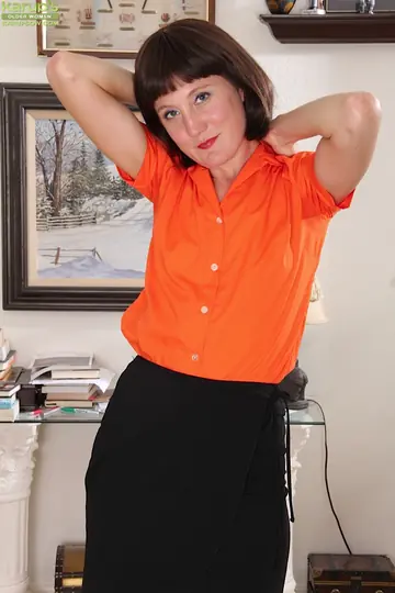 Mature Brunette PAWG Spreads Her Shaved Pussy in a Skirt