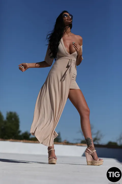 Anya Leigh: British Brunette Reveals Her Big Tits from Her Dress – photo 17 of 21