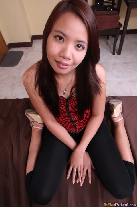 Filipina Woman Strips Nude and Spreads Her Pussy Outdoors – photo 11 of 20