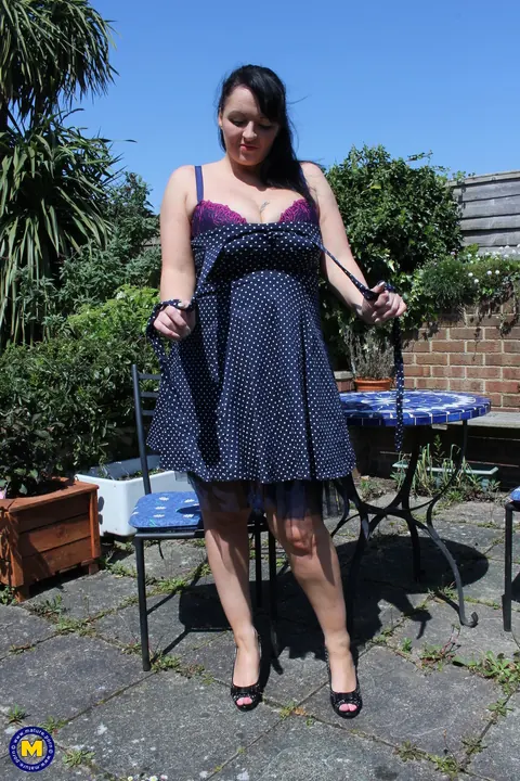 Devon: Mature European BBW Strips and Spreads Outdoors – photo 6 of 21
