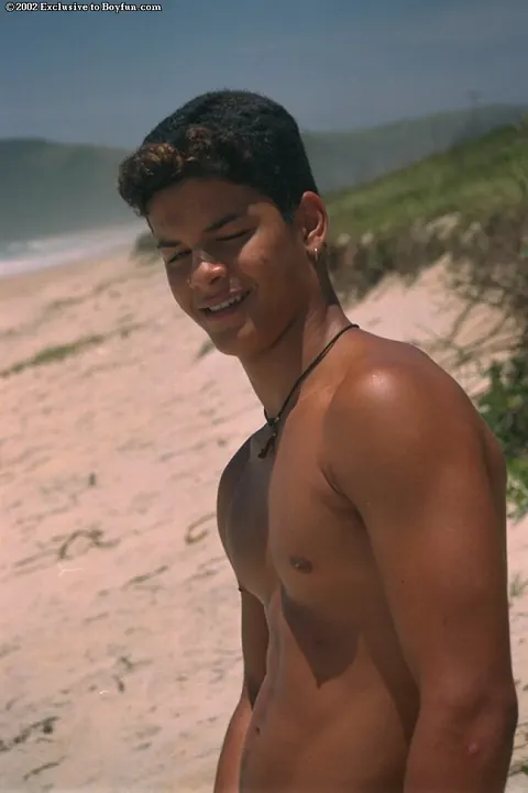 Man Strips Nude and Masturbates on the Beach – photo 14 of 21