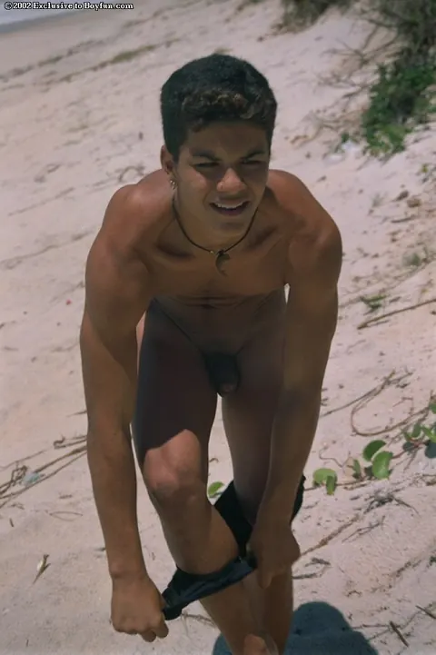 Man Strips Nude and Masturbates on the Beach – photo 3 of 21