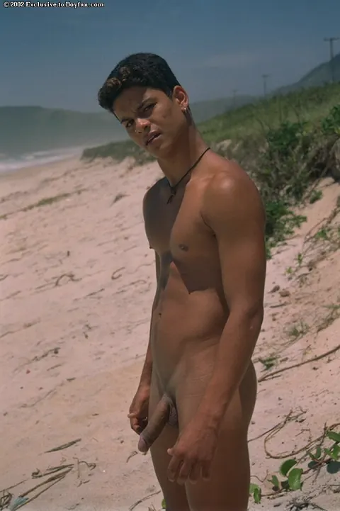 Man Strips Nude and Masturbates on the Beach – photo 6 of 21