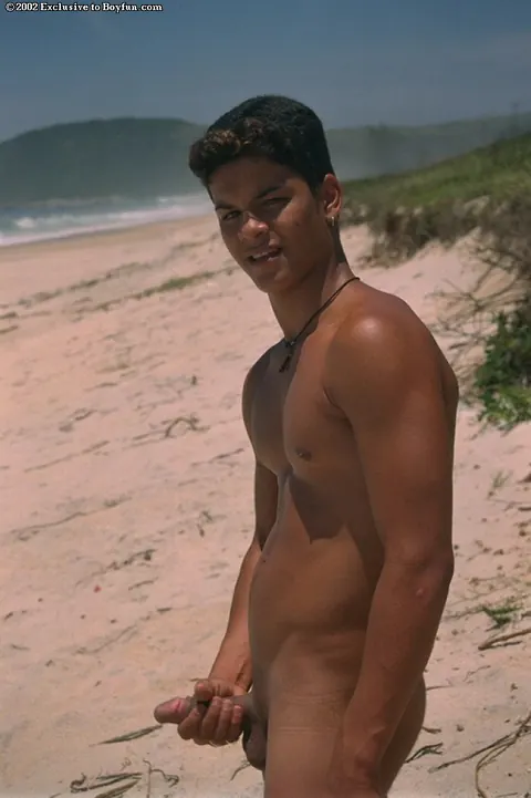 Man Strips Nude and Masturbates on the Beach – photo 13 of 21