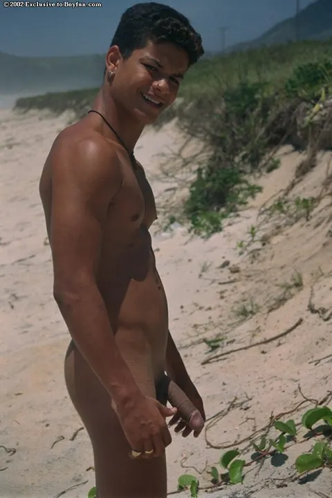 Man Strips Nude and Masturbates on the Beach – photo 5 of 21