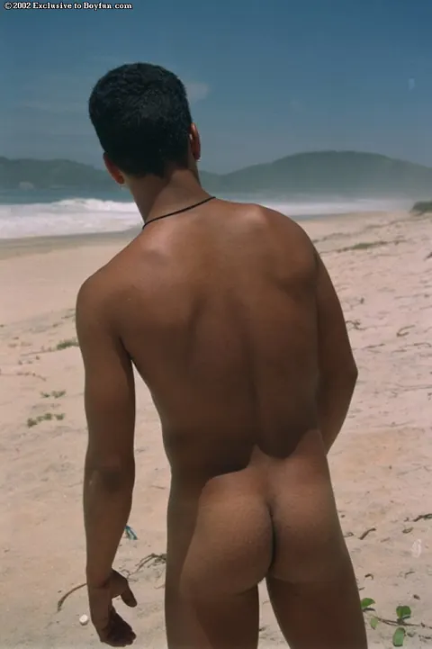 Man Strips Nude and Masturbates on the Beach – photo 4 of 21