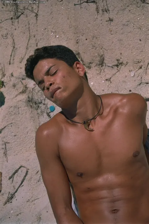 Man Strips Nude and Masturbates on the Beach – photo 17 of 21