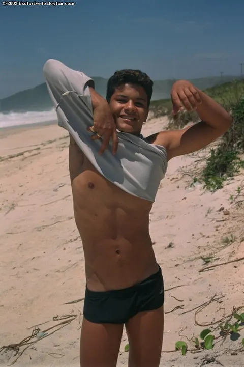 Man Strips Nude and Masturbates on the Beach – photo 2 of 21