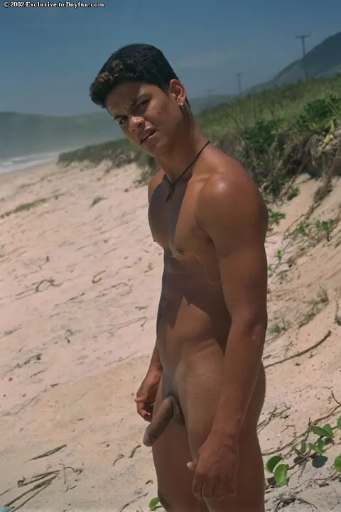 Man Strips Nude and Masturbates on the Beach – photo 7 of 21