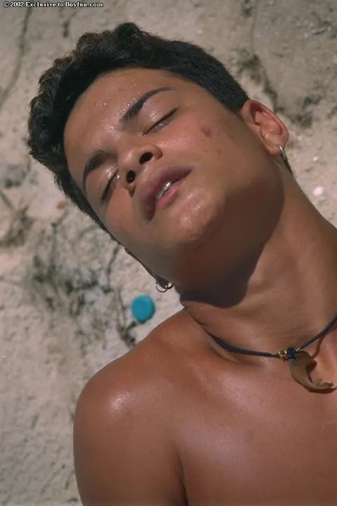 Man Strips Nude and Masturbates on the Beach – photo 18 of 21