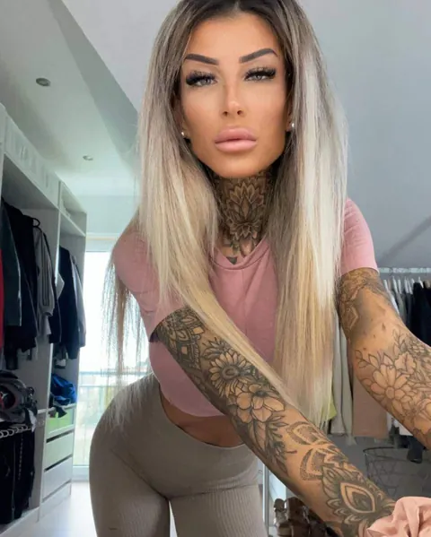 Blonde MILF Shows Off Her Tattoos in Yoga Pants – photo 2 of 14
