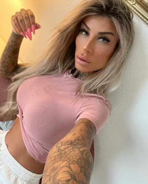 Blonde MILF Shows Off Her Tattoos in Yoga Pants – photo 9 of 14