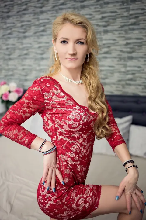 Blonde in a Tight Dress and High Heels Poses Standing – photo 8 of 12