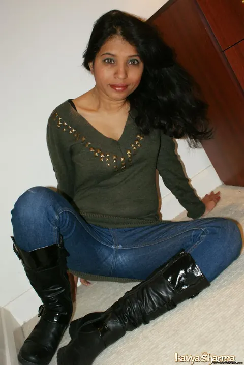 Kavya Sharma: Indian MILF Unbuttons Her Jeans and Spreads Her Legs – photo 3 of 12