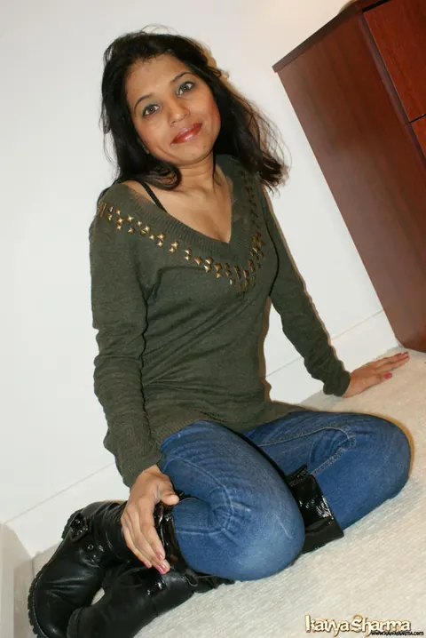 Kavya Sharma: Indian MILF Unbuttons Her Jeans and Spreads Her Legs – photo 2 of 12