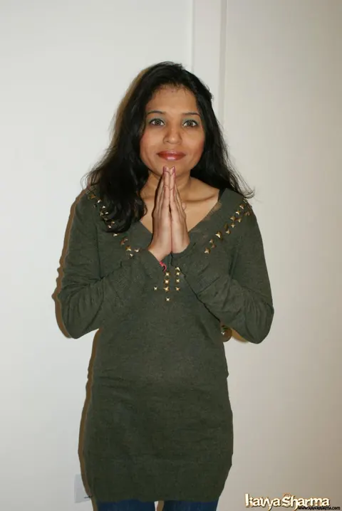 Kavya Sharma: Indian MILF Unbuttons Her Jeans and Spreads Her Legs – photo 1 of 12