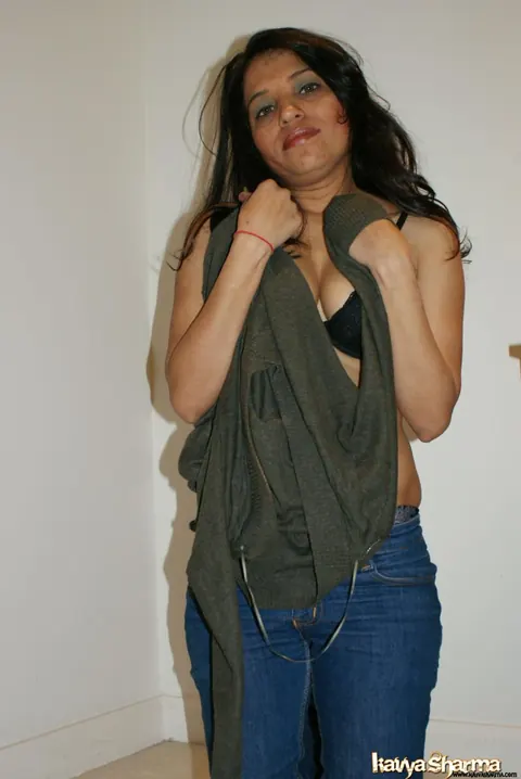 Kavya Sharma: Indian MILF Unbuttons Her Jeans and Spreads Her Legs – photo 4 of 12