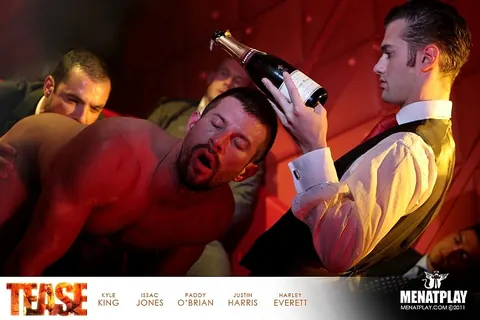 Men Kiss and Fuck in a Gay Group Orgy – photo 17 of 18
