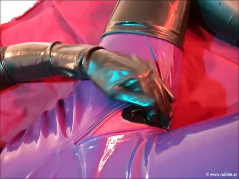 Woman in Latex Masturbates with a Dildo – photo 4 of 16