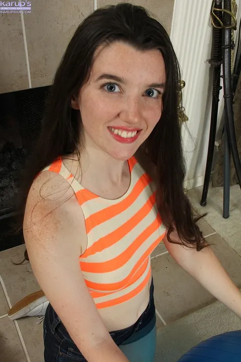Gabby Smith: Athletic Brunette Strips Nude and Spreads Her Pussy – photo 2 of 19