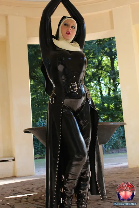 MILF in Latex Nun Costume Spreads Outdoors in High Heels – photo 5 of 16