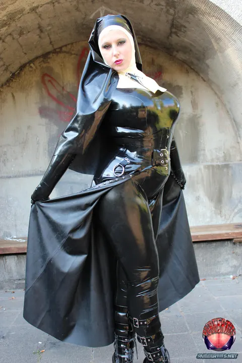 MILF in Latex Nun Costume Spreads Outdoors in High Heels – photo 13 of 16