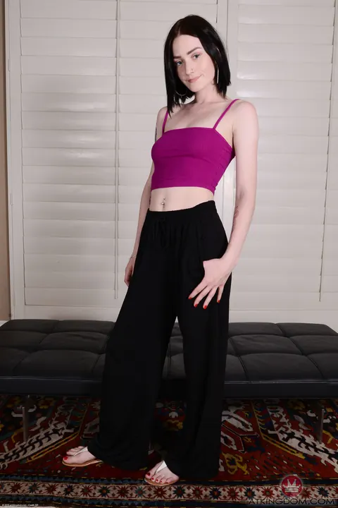 Serenity Adams: Slim Short-Haired Woman Gets on All Fours and Spreads – photo 1 of 20