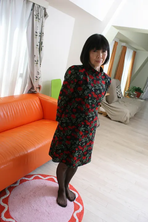 Mitsuyo Morita: Pale Japanese Granny Spreads Her Hairy Pussy – photo 3 of 21