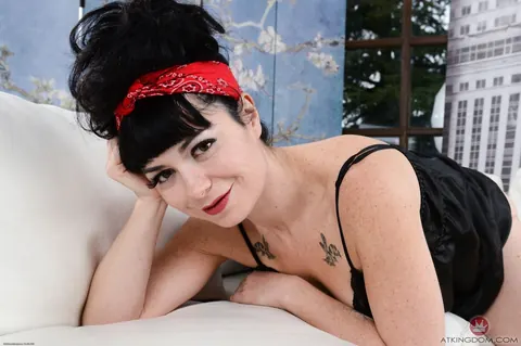 Siouxsie Q: Thick Black-Haired MILF Spreads Her Pussy on the Bed – photo 3 of 21
