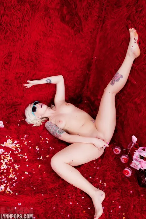 Lynn Pops: Tattooed Blonde in Glasses Smokes Then Masturbates with a Dildo – photo 11 of 15