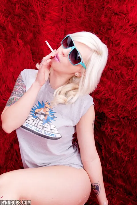 Lynn Pops: Tattooed Blonde in Glasses Smokes Then Masturbates with a Dildo – photo 1 of 15