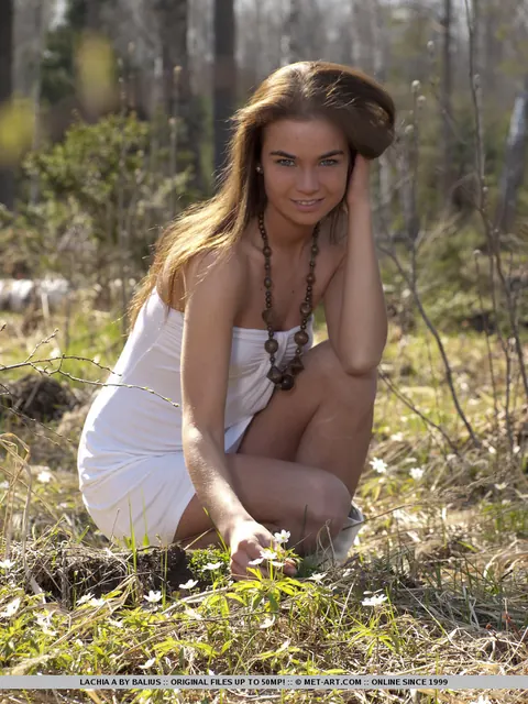 Hairy Russian Woman Spreads Her Pussy Outdoors – photo 2 of 18