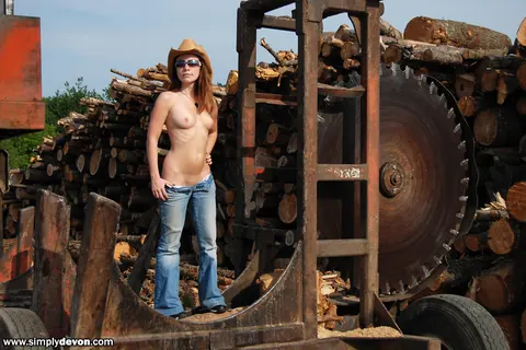 Simply Devon: Brunette in Jeans, Glasses and Cowgirl Hat Poses Outdoors – photo 6 of 12