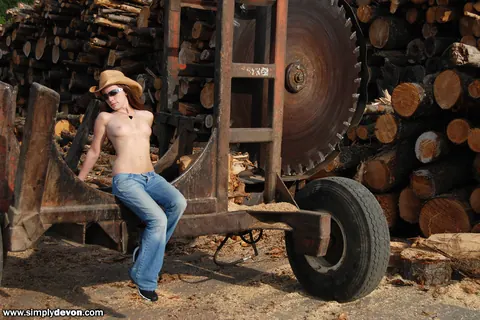Simply Devon: Brunette in Jeans, Glasses and Cowgirl Hat Poses Outdoors – photo 2 of 12