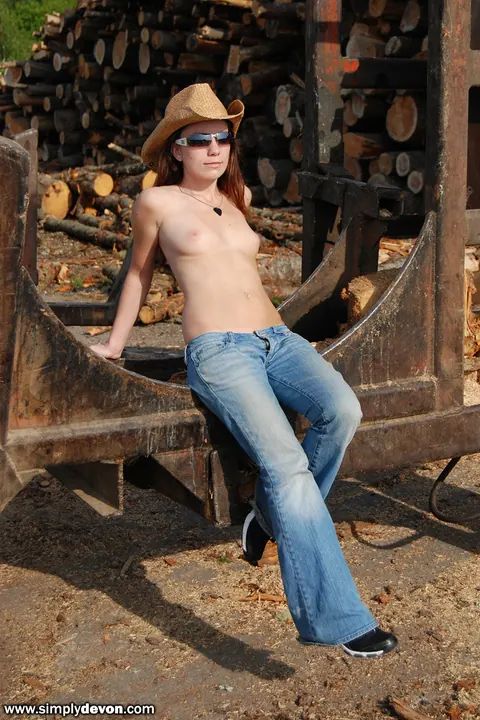 Simply Devon: Brunette in Jeans, Glasses and Cowgirl Hat Poses Outdoors – photo 3 of 12