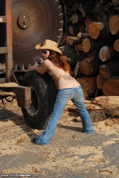 Simply Devon: Brunette in Jeans, Glasses and Cowgirl Hat Poses Outdoors – photo 11 of 12
